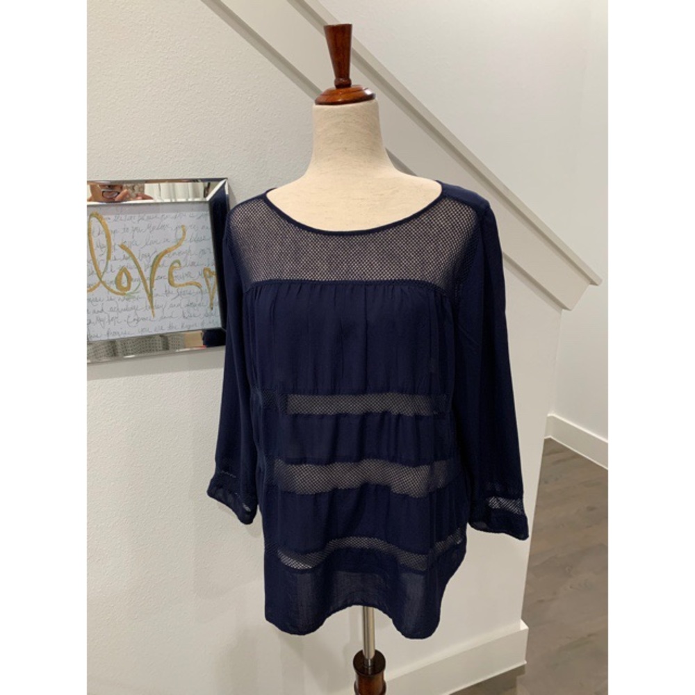 Long sleeve top.
